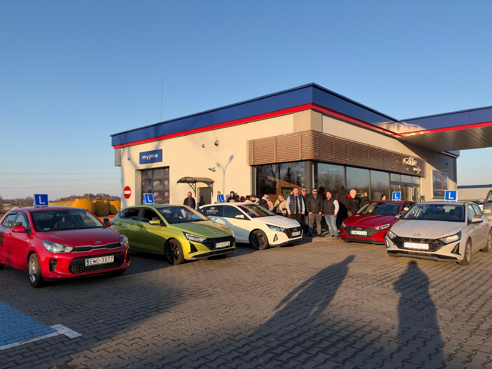 Flota samochodów szkoleniowych OSK Góreccy 2 z kursantami